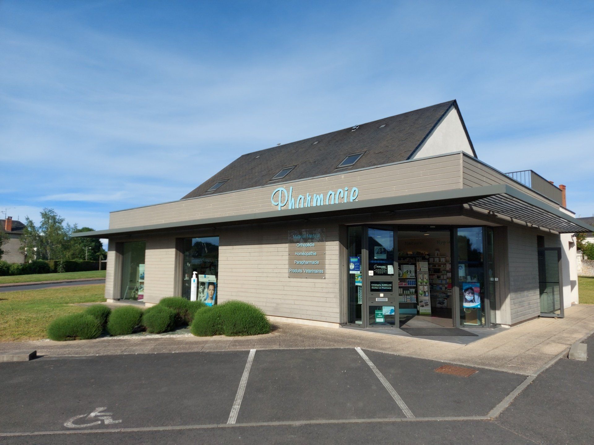 Devanture et parking de la pharmacie
