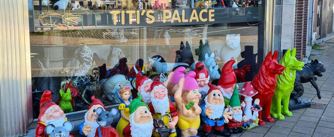 Kleurrijke kabouterbeeldjes staan opgesteld voor de etalage van de winkel