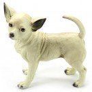 Klein crèmekleurig chihuahua-beeldje staand op een witte achtergrond