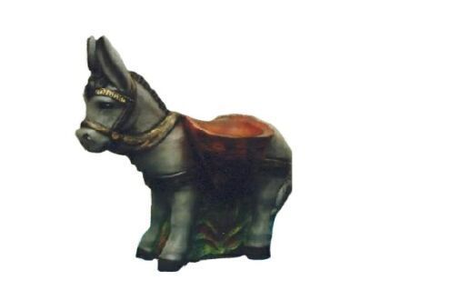 Klein donker ezeltje met een bruin zadel op een witte achtergrond