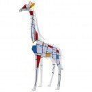 Illustratie van een giraffe, opgebouwd uit kleurrijke geometrische blokken op een witte achtergrond.