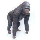 Een gorilla-achtige aap die op vier poten staat, geïsoleerd op een witte achtergrond.