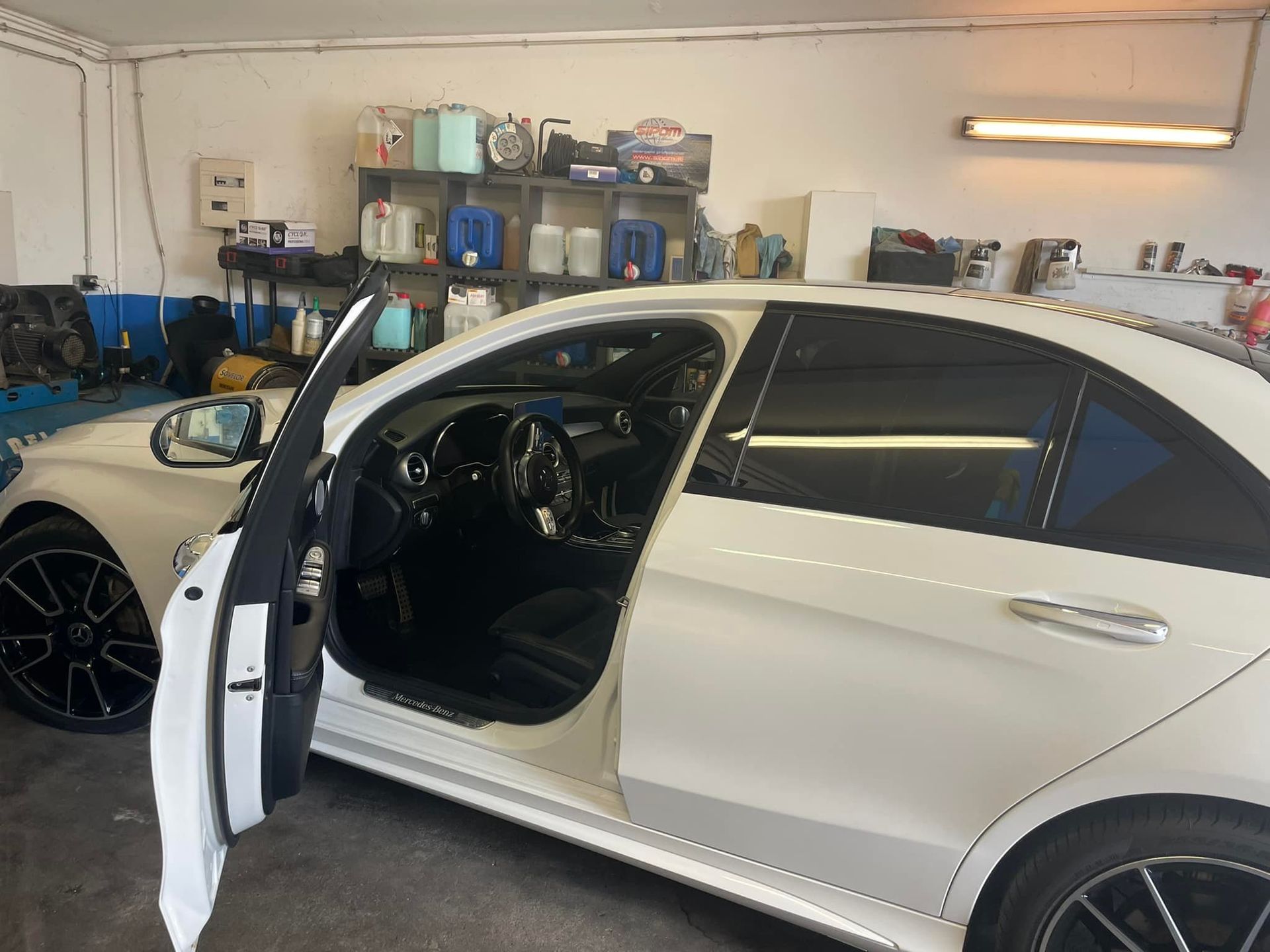 L'intérieur d'une voiture blanche.