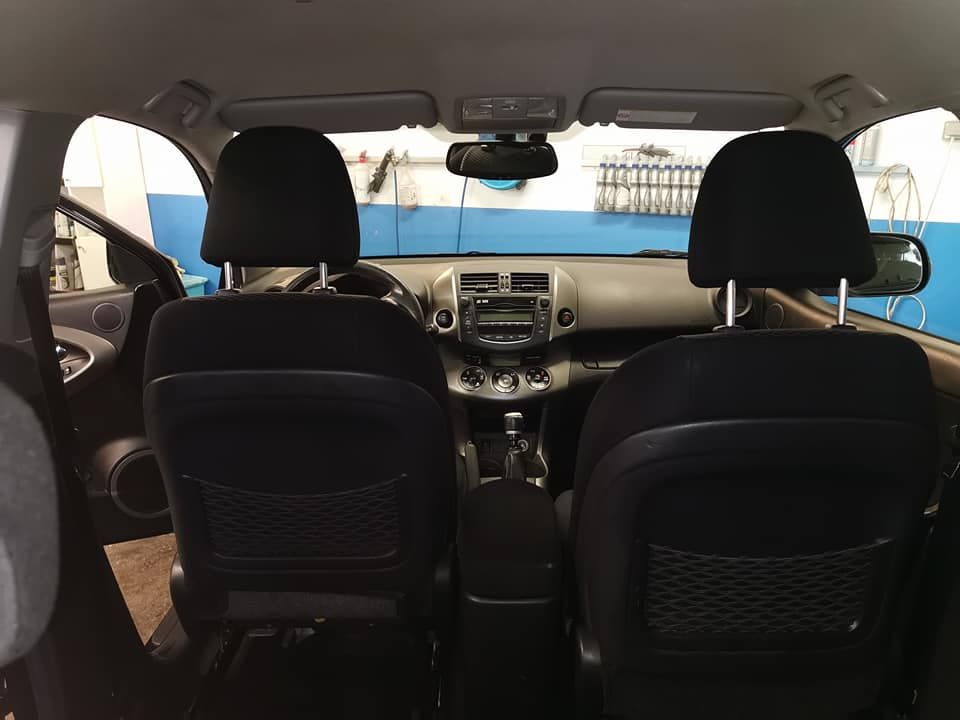 Vers page Lavage complet. L'intérieur avant d'une voiture.