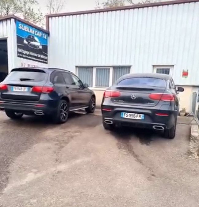 Deux voitures vues de derrière.