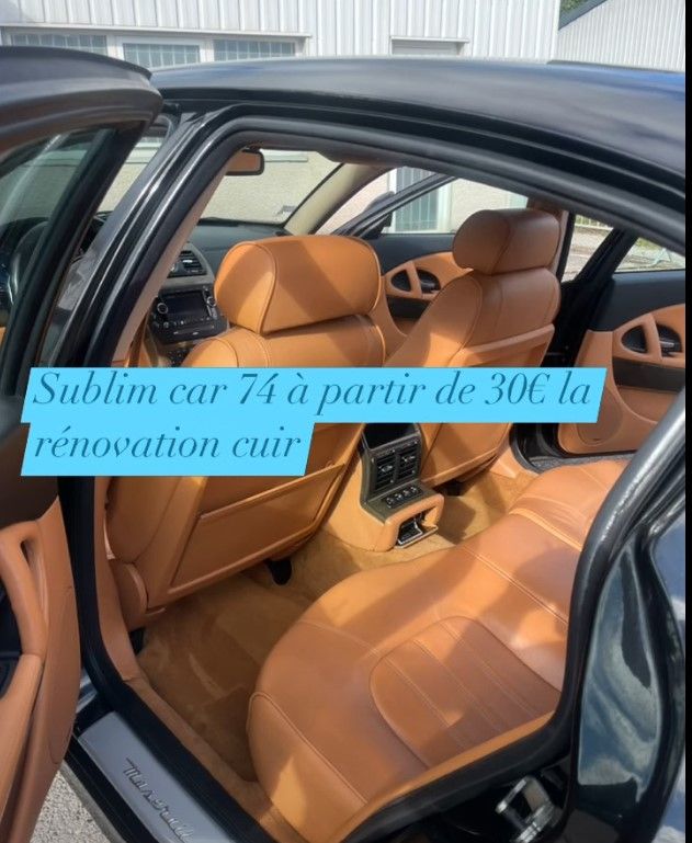 Un intérieur de voiture en cuir.