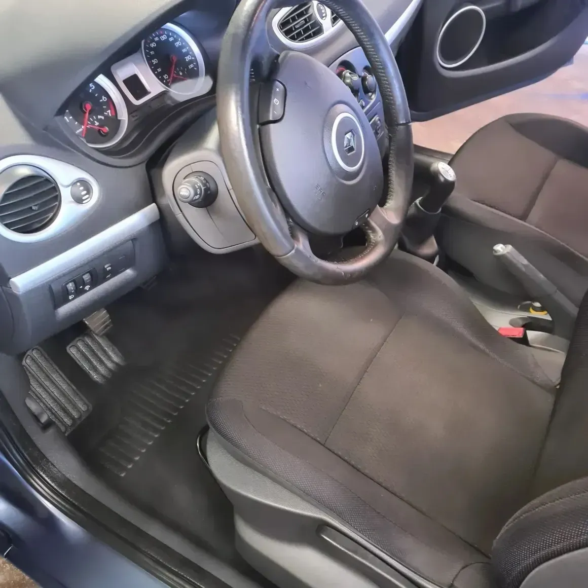 Le volant d'une voiture.