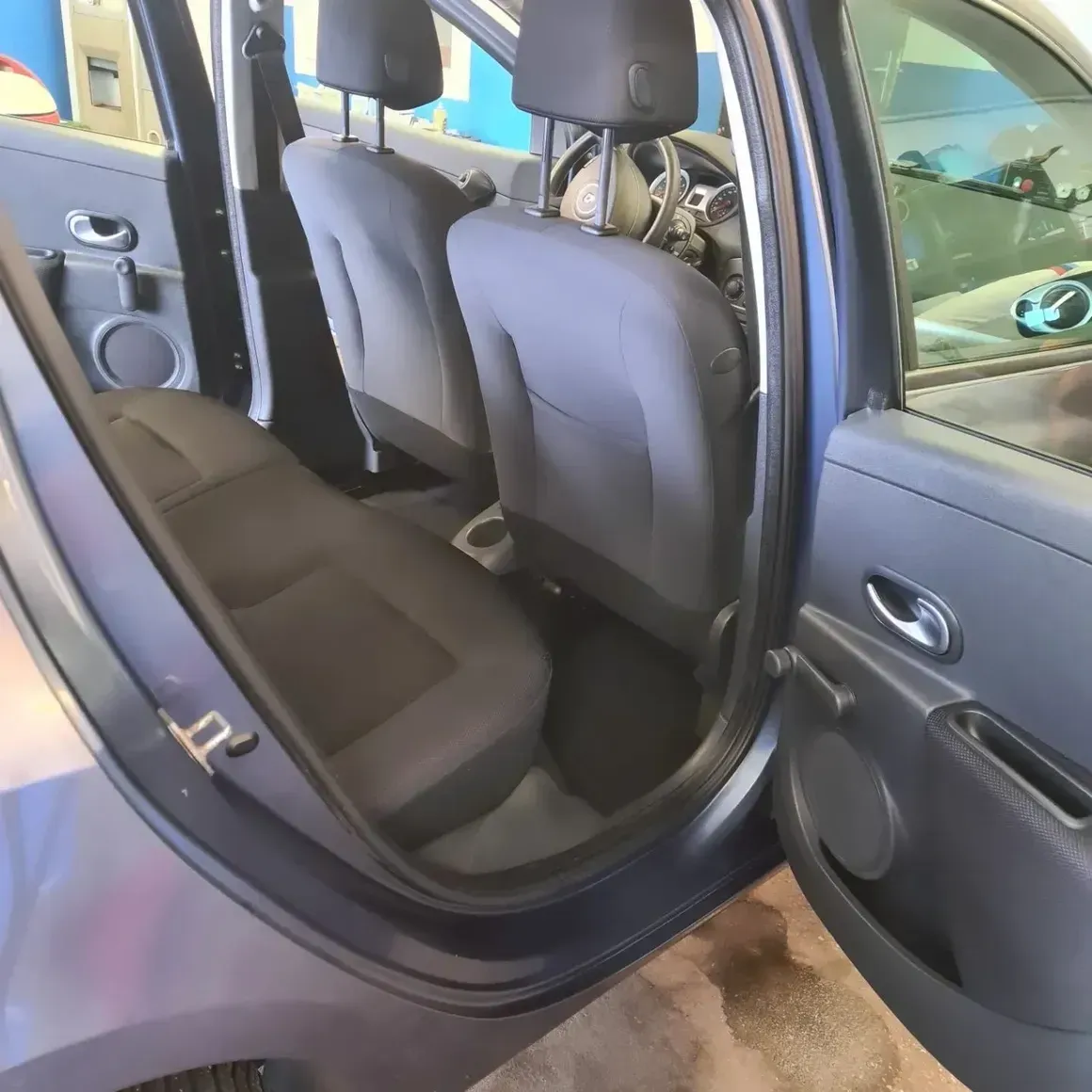 L'intérieur arrière droit d'une voiture.