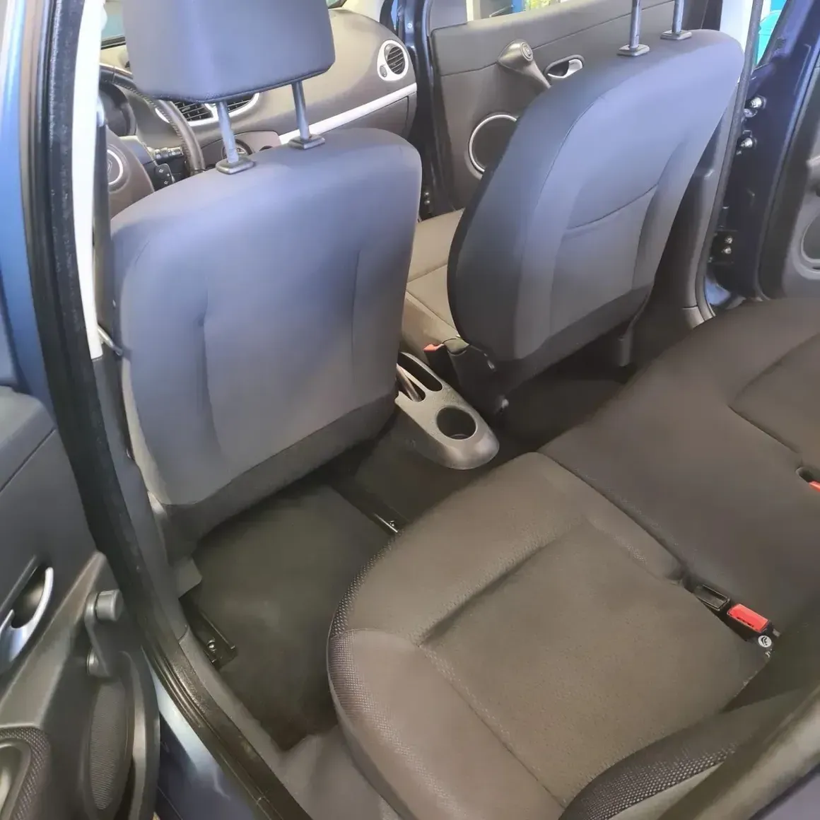 L'intérieur arrière gauche d'une voiture.