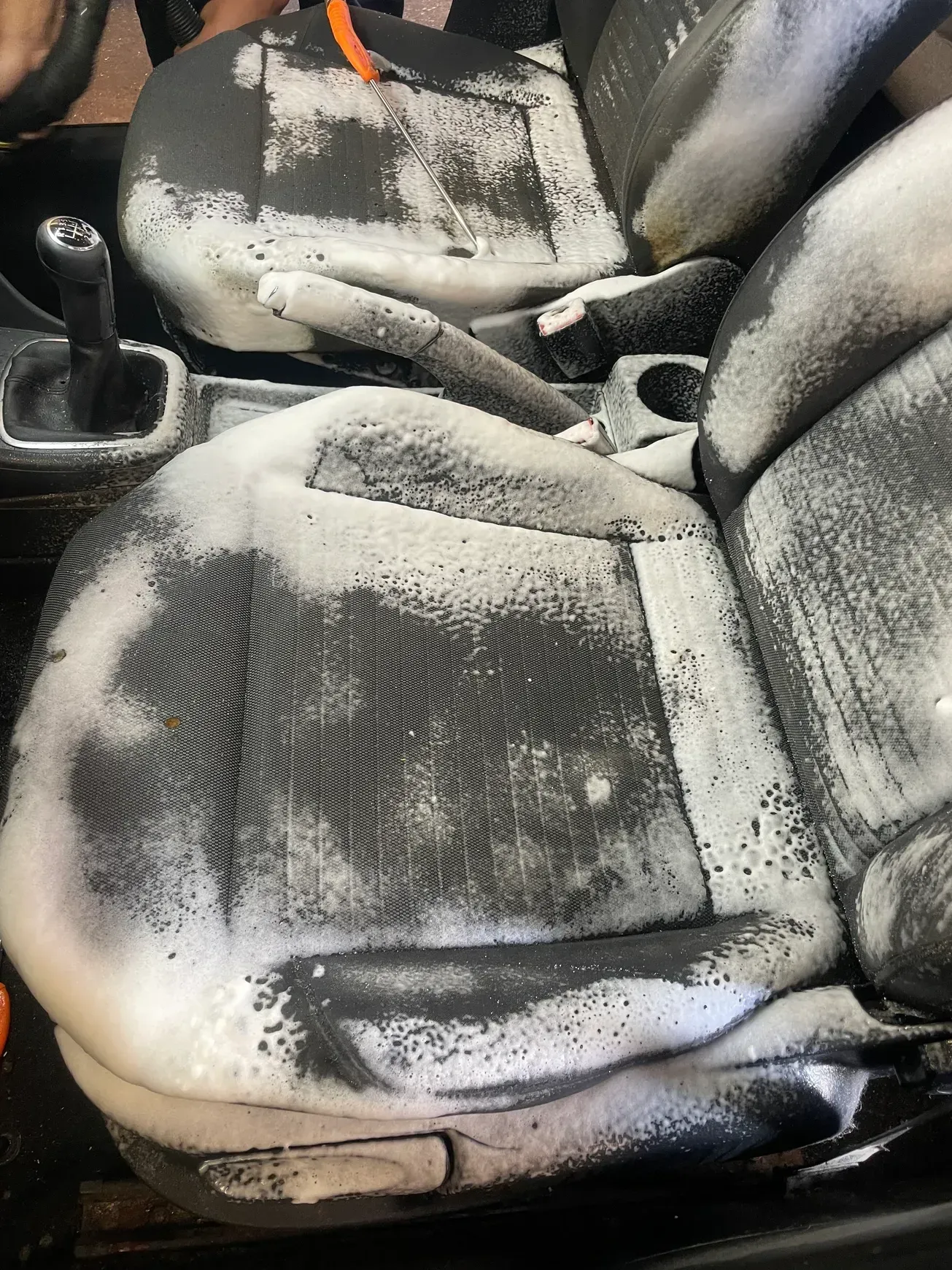 Deux sièges de voiture avec de la mousse.