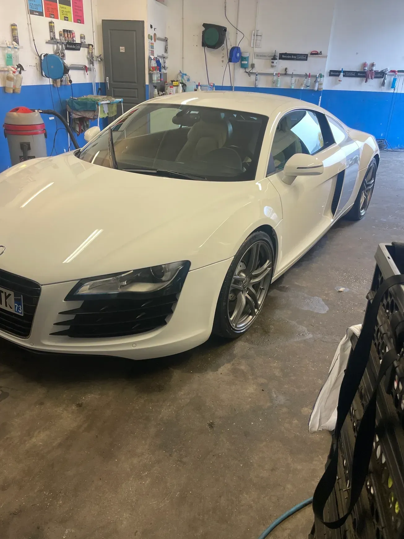 Une voiture blanche.