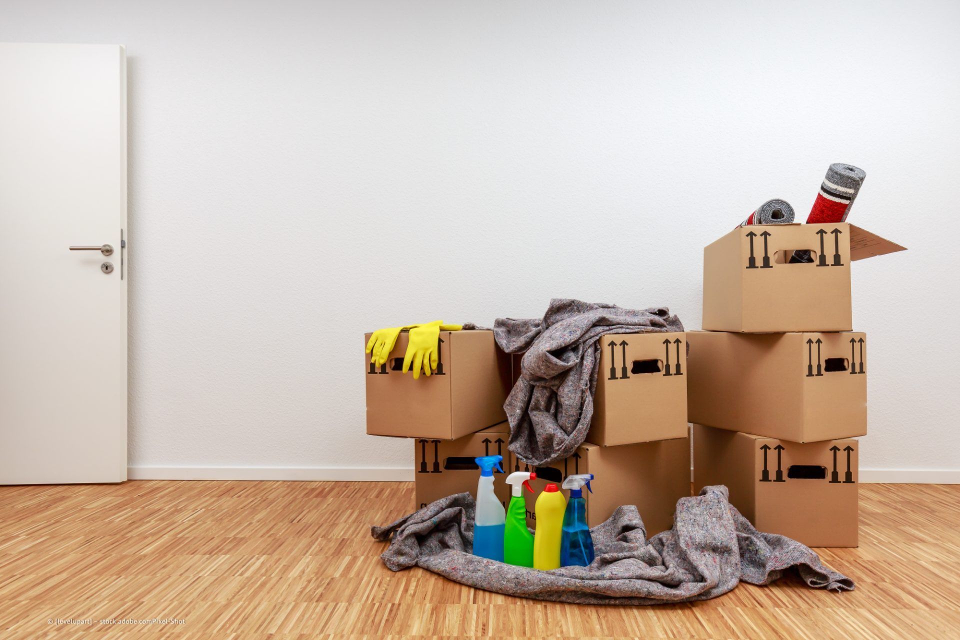 Kartons und Reinigungsmittel von Fedor Tibelius Alltagsmanagement