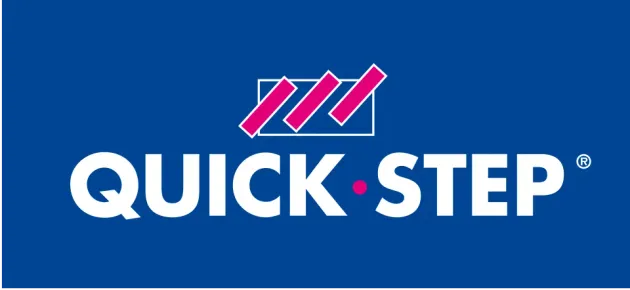 Das Quick-Step-Logo ist weiß auf blauem Hintergrund und verfügt über ein pink-blaues geometrisches Symbol über dem Text.