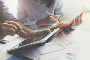 Besprechung von Daten am Tablet