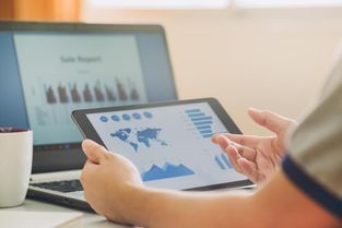 Arbeit mit Laptop und Tablet