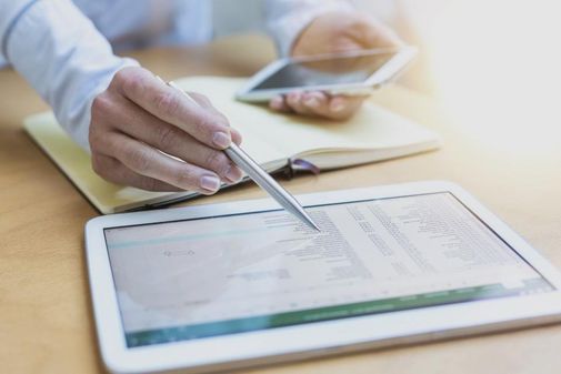 Überprüfung von Daten mit Tablet und Smartphone