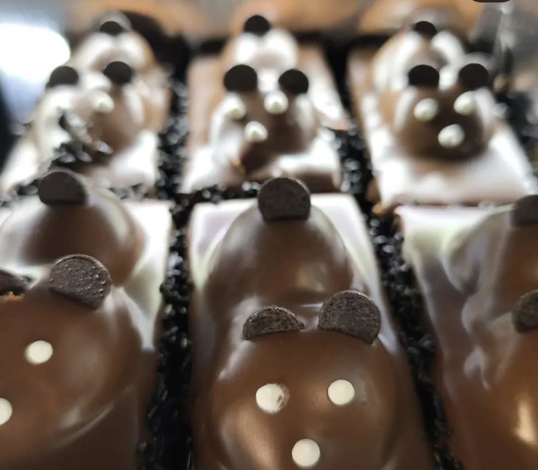 Kleine Desserts mit Schokolade