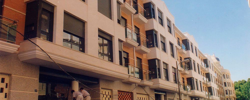 Un gran edificio de apartamentos con muchas ventanas y balcones.