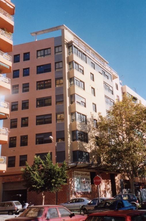 Un edificio con una señal de stop delante