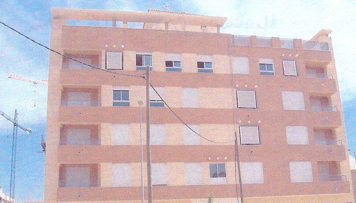 Un edificio grande con muchas ventanas y balcones.