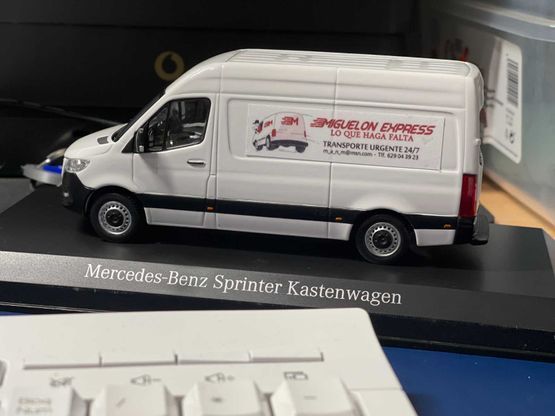 Un modelo de una furgoneta Mercedes Benz Sprinter