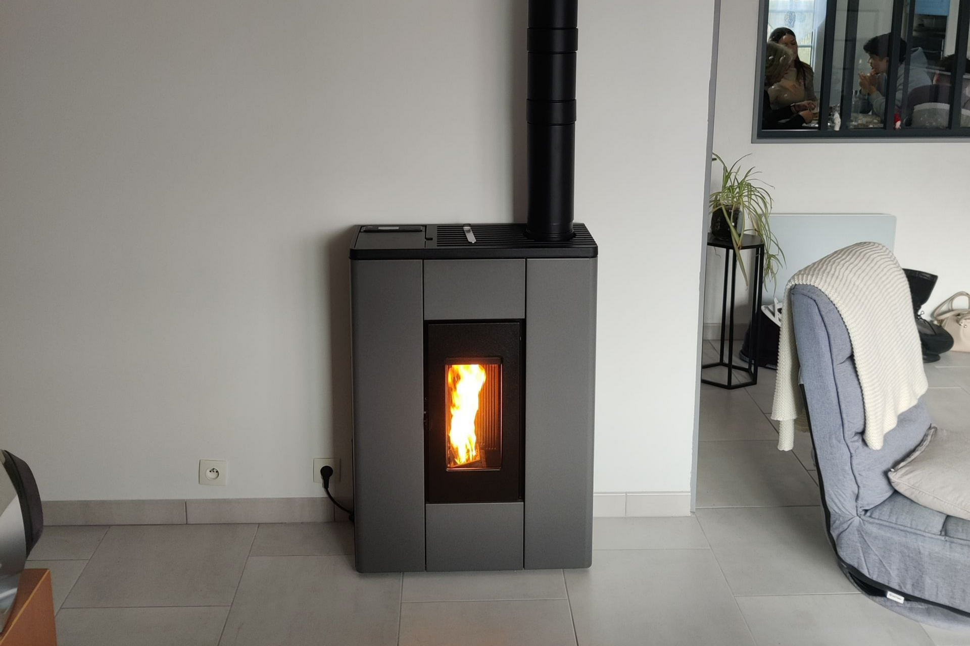 Recharge de granulés dans un poêle