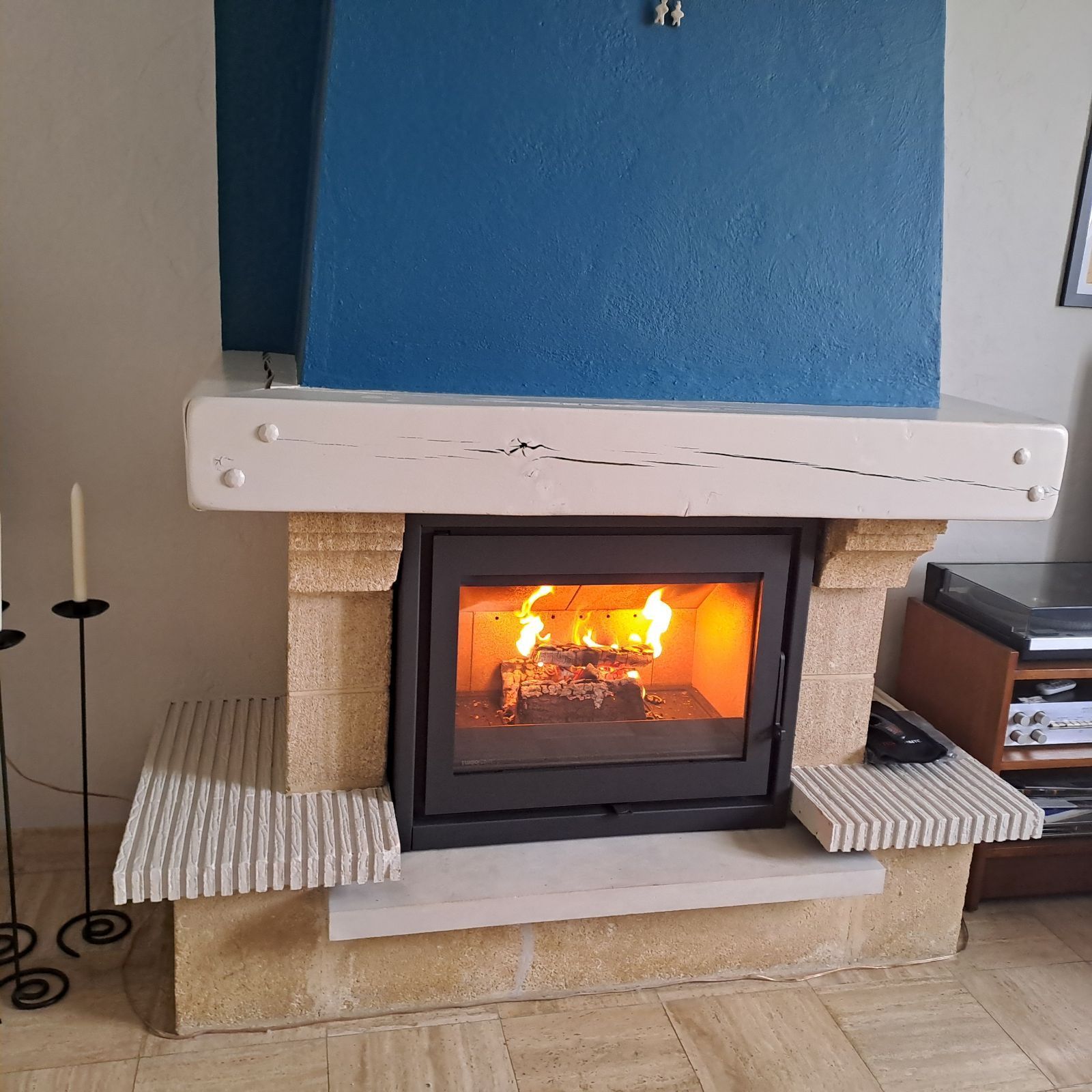 Feu de cheminée avec bûches de bois