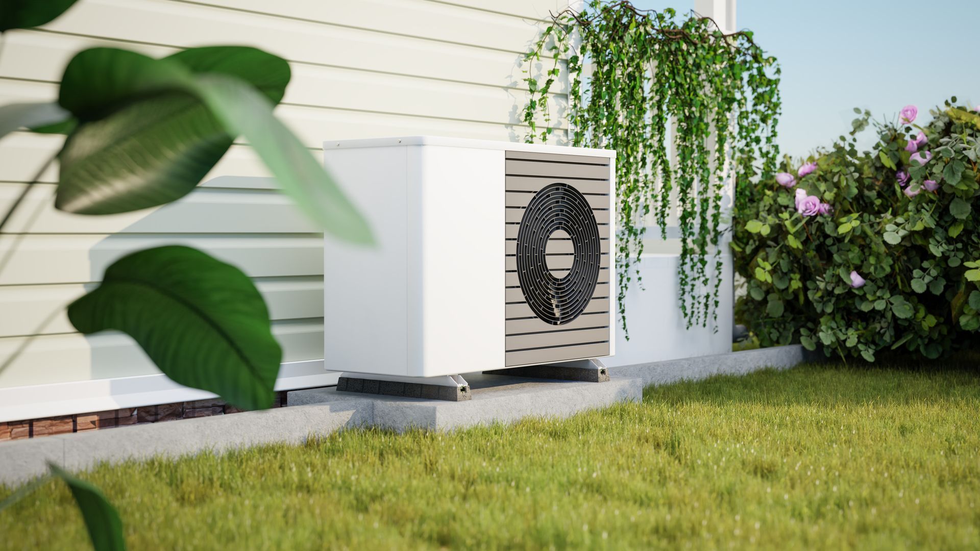 Unité de climatisation extérieure près du mur d'une maison blanche