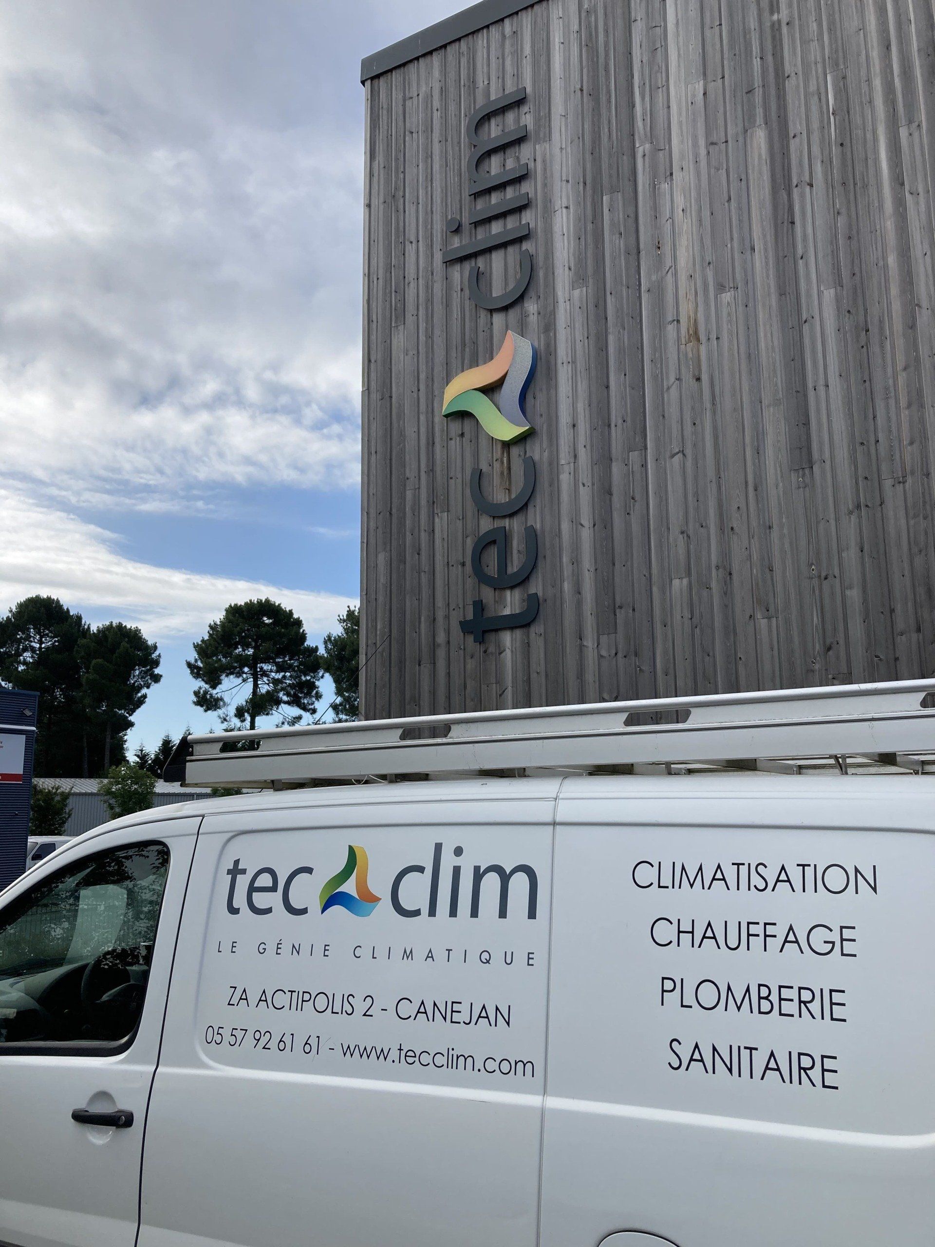 Façade et voiture de Tec Clim