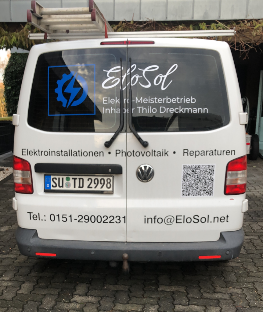 Weißer Lieferwagen, „EloSol“ Elektrodienstleistungen, mit Logo, Text und Nummernschild „SUTD 2998“.