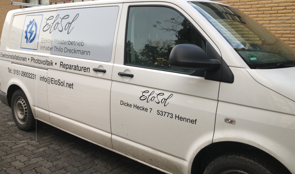 Ein Mann repariert einen Warmwasserbereiter in einem Badezimmer.