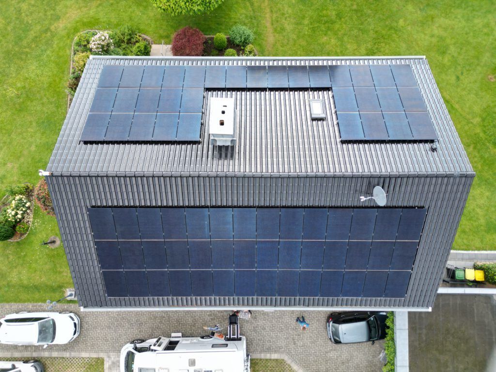 Ein Mann repariert mit einem Schraubenschlüssel einen Wasserhahn in einem Badezimmer.