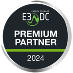 E3/DC Premium Partner 2024-Abzeichen mit einem schwarzen Kreis mit grün-weißem Text und silbernem Rand.