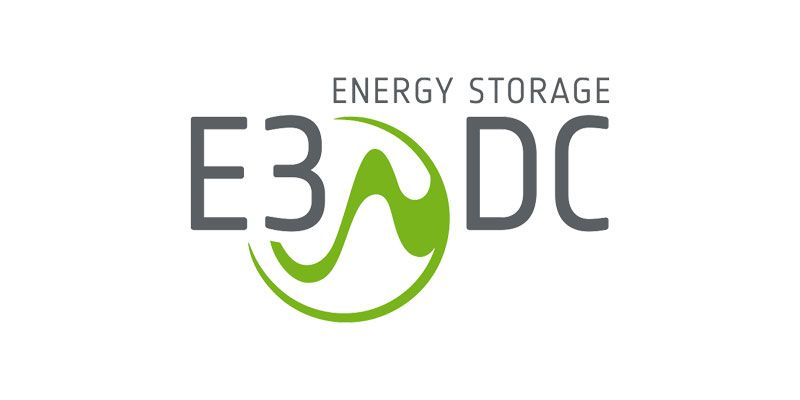 Logo für E3 DC mit dem Text „ENERGY STORAGE“. Grüne Grafik in einem Kreis, grauer Text „E3 DC“.