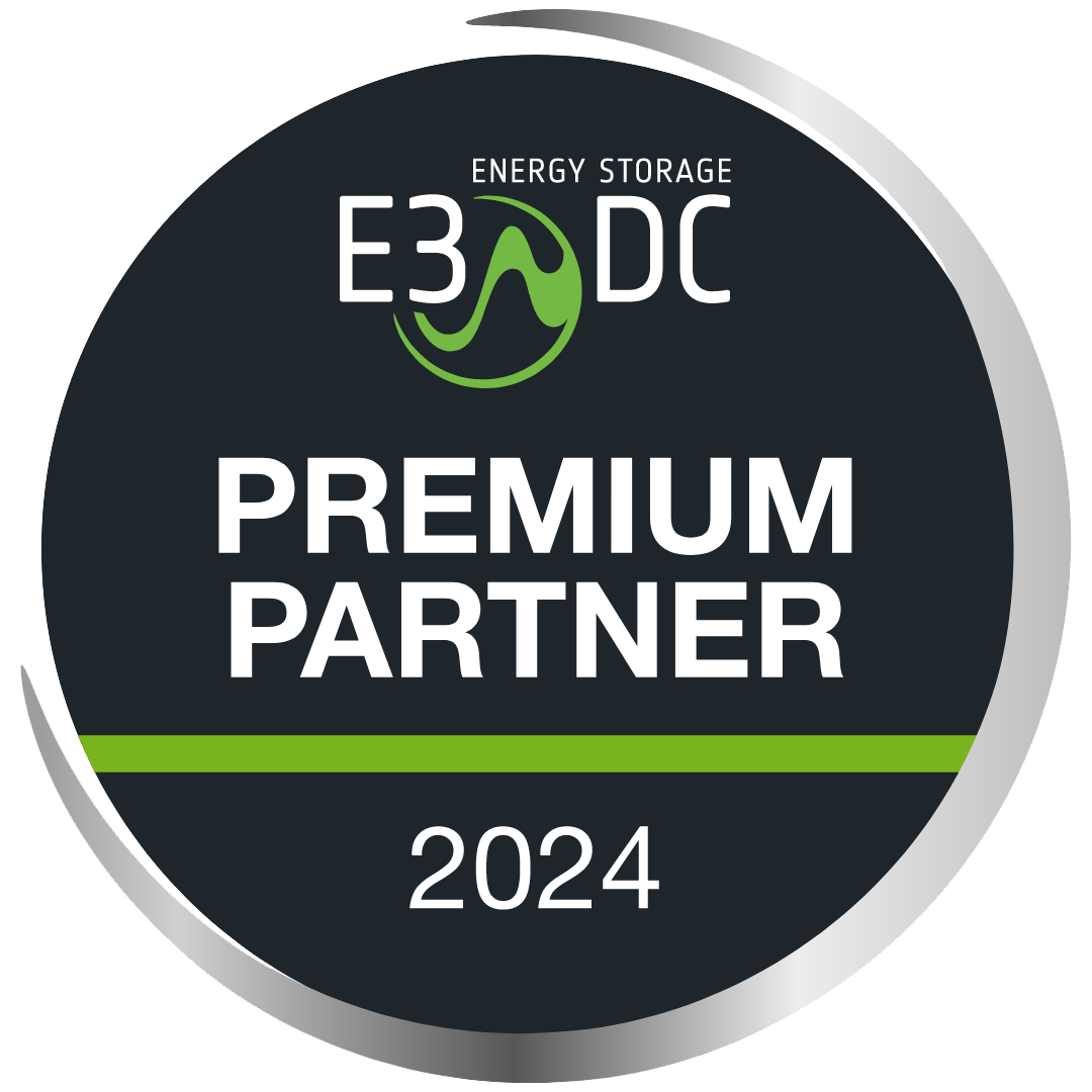 E3/DC Premium Partner 2024-Abzeichen mit einem schwarzen Kreis mit grün-weißem Text und silbernem Rand.