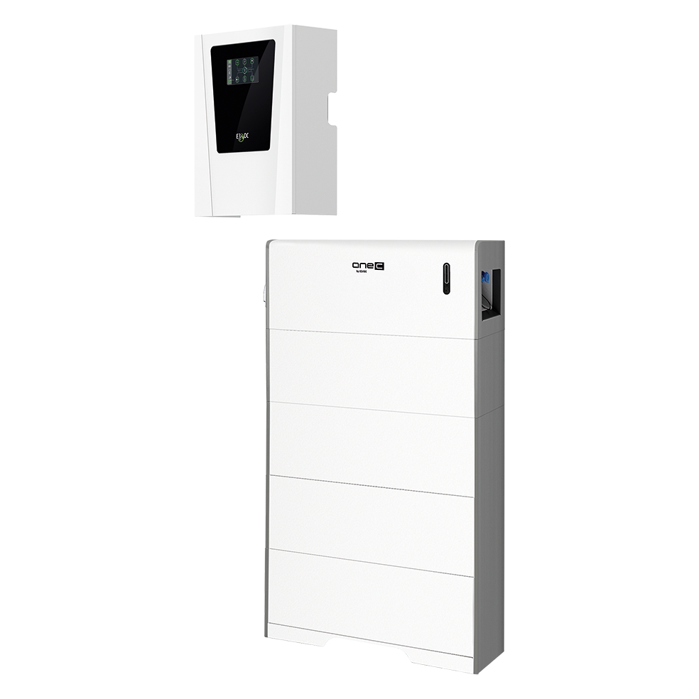 Weiße Solarbatterie und Wechselrichtersystem vor weißem Hintergrund.