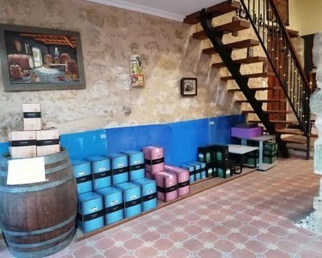 Una escalera que conduce al segundo piso de un edificio