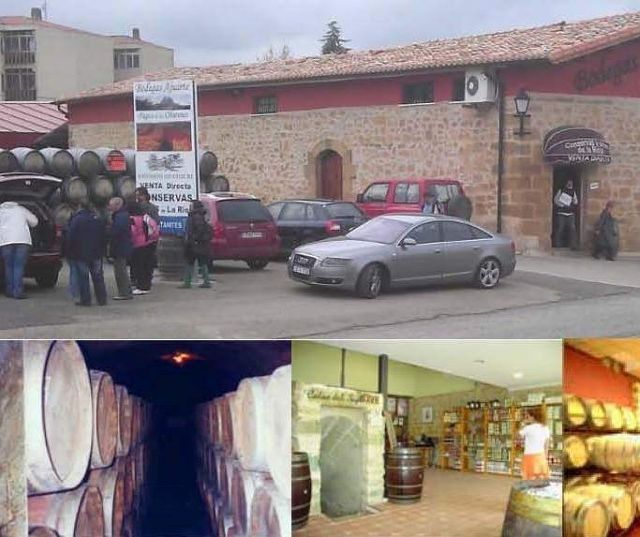 Un coche está aparcado delante de un edificio con un cartel que dice "reserva".