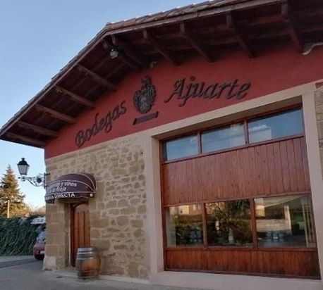 Un edificio rojo con la palabra bodega escrita en él.