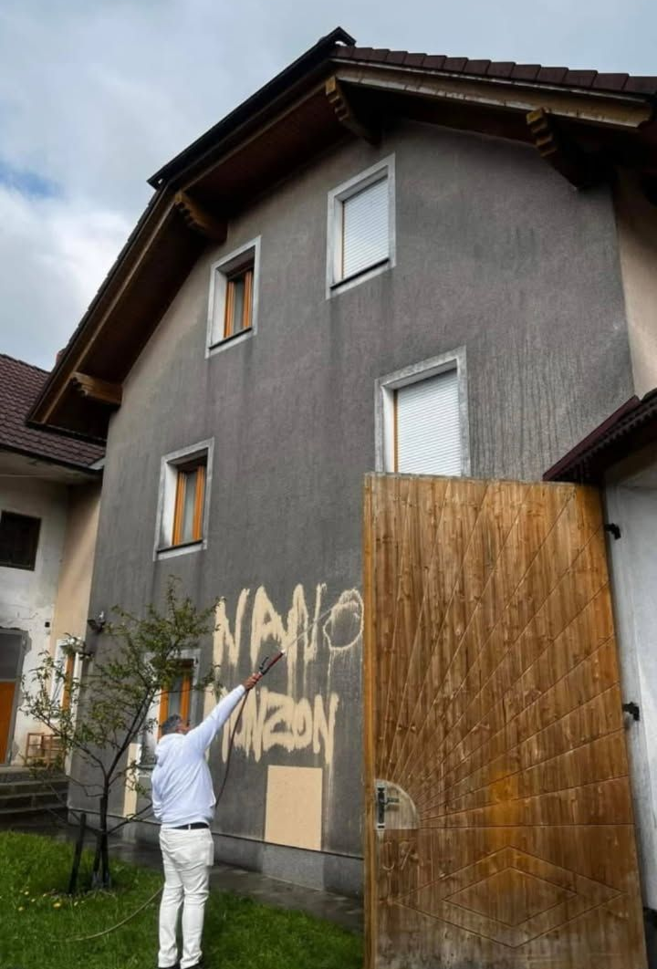 Un couvreur martèle un bardeau en place sur un toit