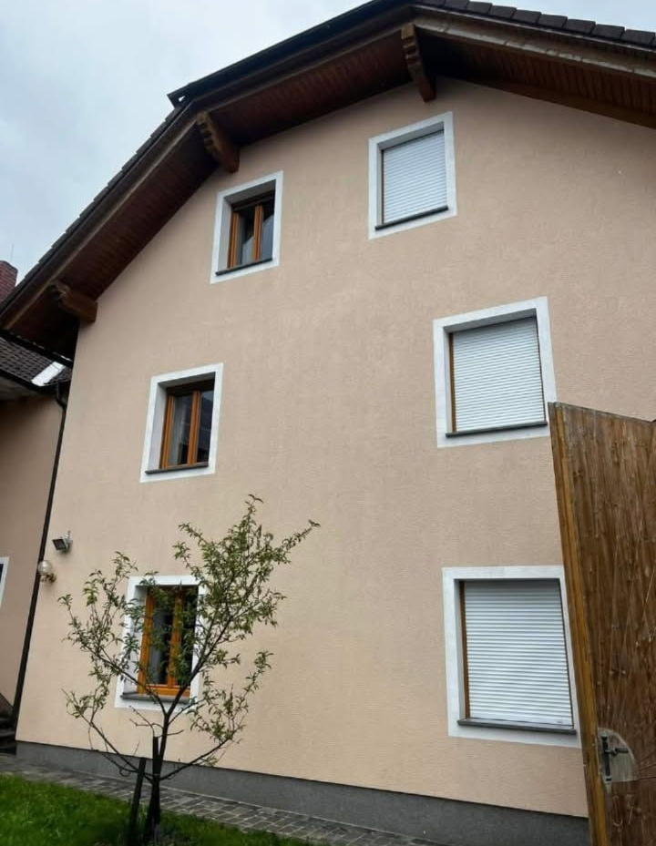 Une personne nettoie à haute pression un toit