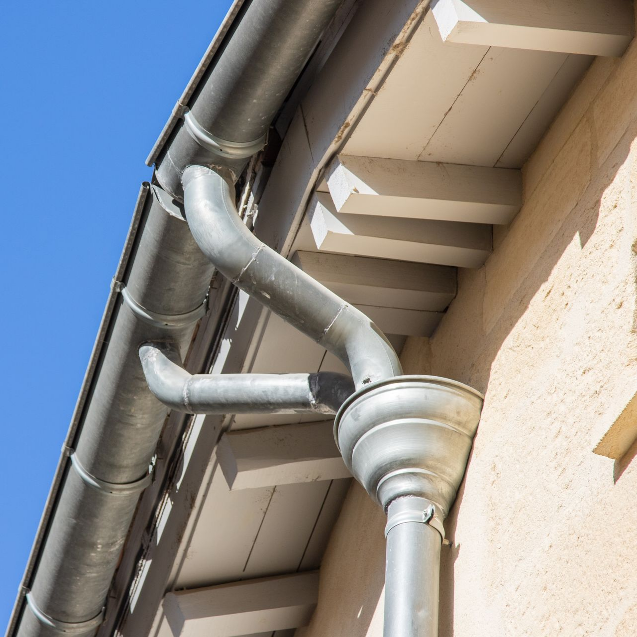 Système de gouttière métallique sur le coin d'un bâtiment