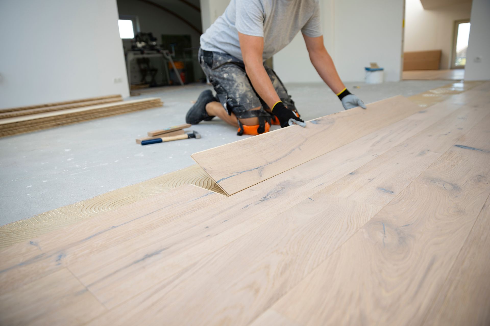 Mains installant des planches de parquet en bois