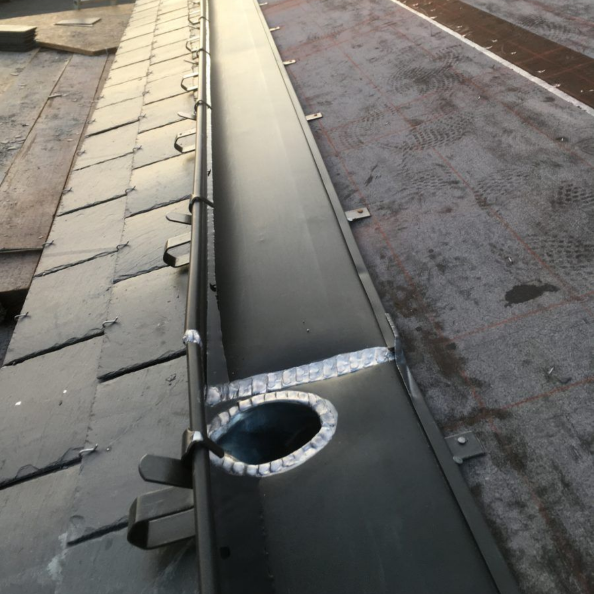 Couvreur sur un toit installant des tuiles