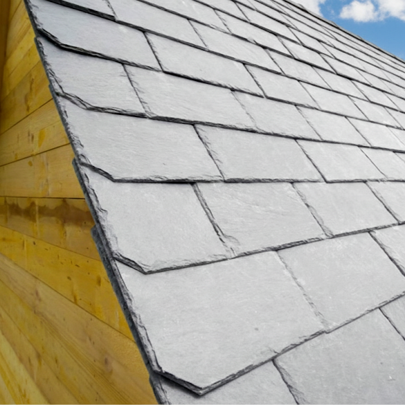 Travaux de toiture en cours : pose de lattes de bois et de tuiles