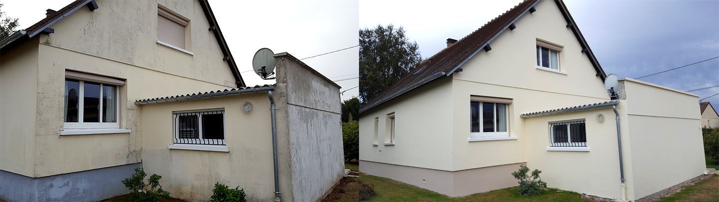 Un nettoyeur à haute pression pulvérisant de l'eau sur un toit