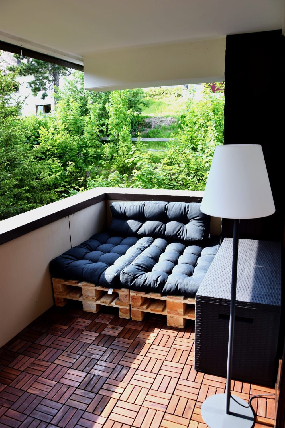 Überdachter Balkon mit gemütlicher Palettenlounge und Blick ins Grüne in der Ferienwohnung in Schönwald im Schwarzwald