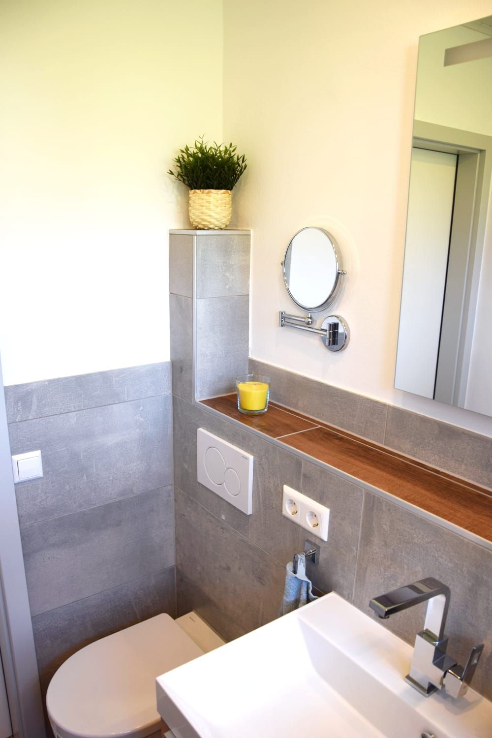 Modernes Badezimmer mit Waschbecken, Spiegel und WC in der Ferienwohnung in Schönwald im Schwarzwald