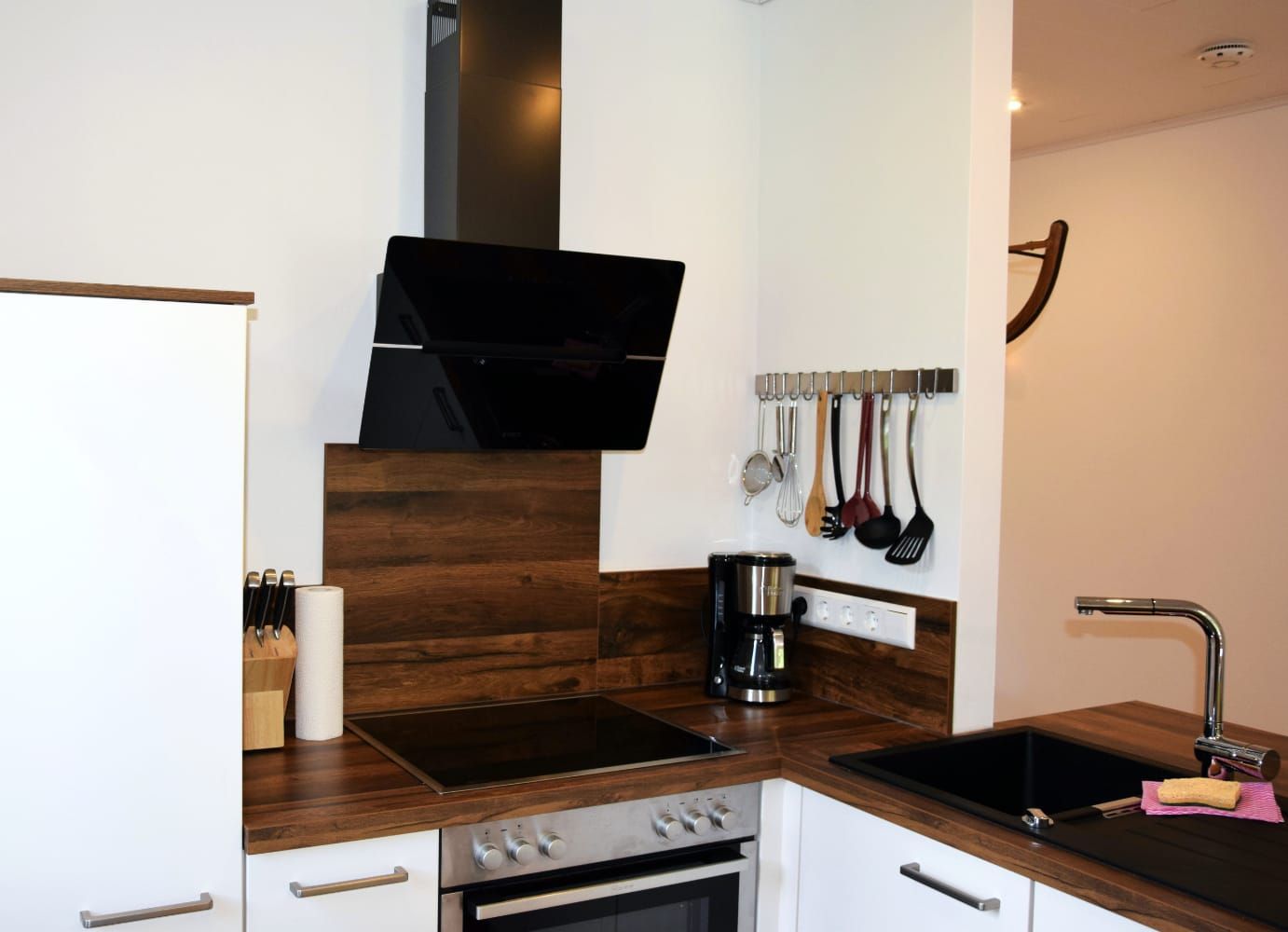 Moderne Küche mit Cerankochfeld, Backofen und Kaffeemaschine in der Ferienwohnung in Schönwald im Schwarzwald