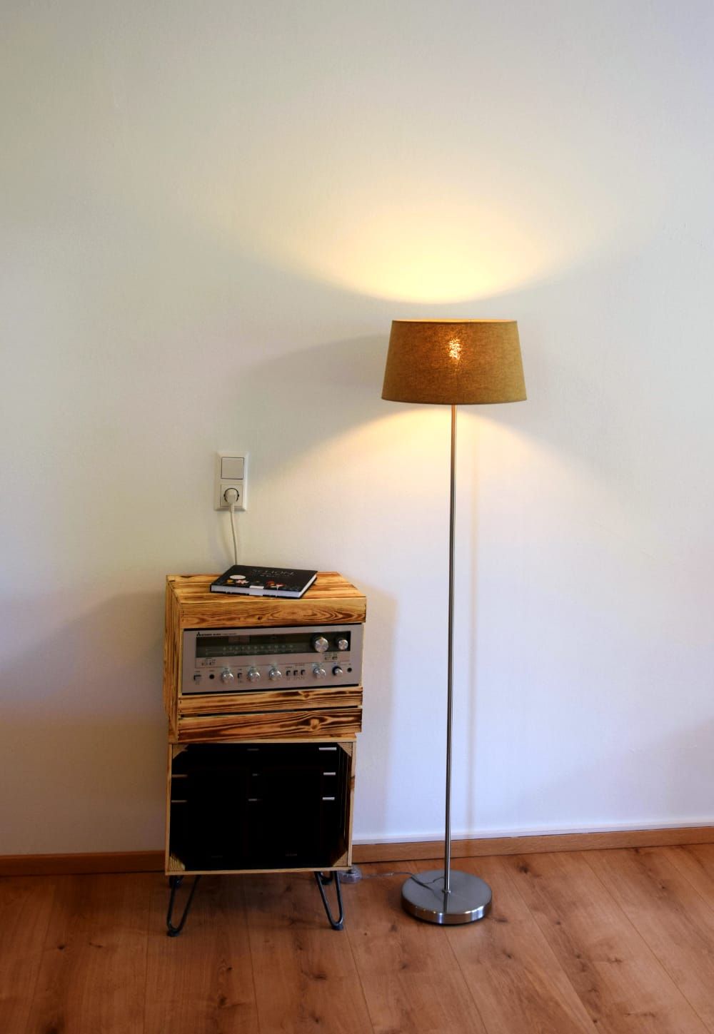 Stehlampe und Vintage-Stereoanlage als gemütliche Leseecke im Wohnzimmer der Ferienwohnung in Schönwald im Schwarzwald